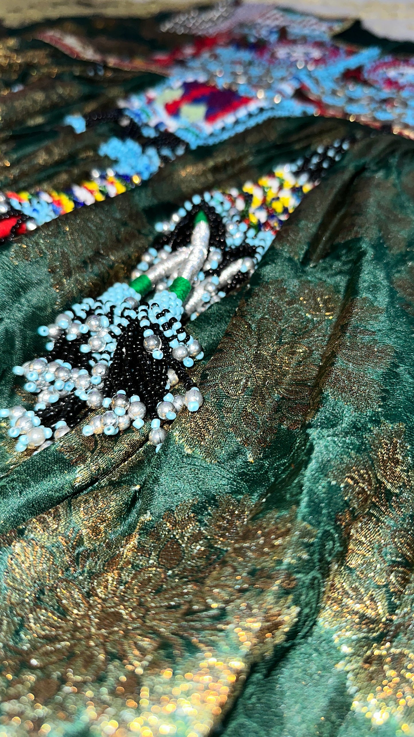 Traditionelles Afghanisches Kleid mit Handstickerei und Verzierung