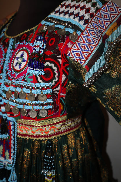 Traditionelles Afghanisches Kleid mit Handstickerei und Verzierung