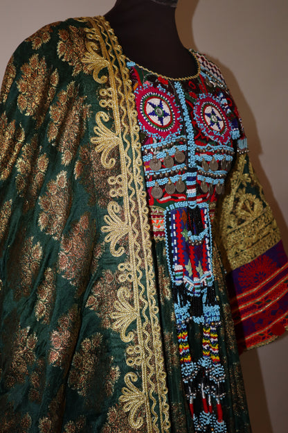 Traditionelles Afghanisches Kleid mit Handstickerei und Verzierung